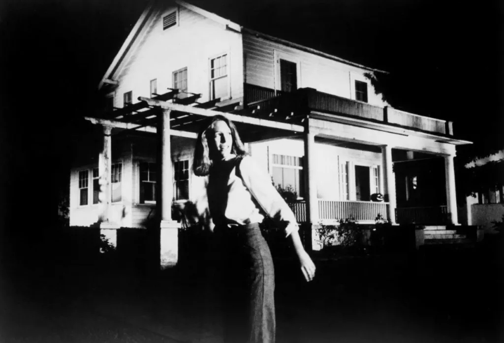 Laurie Strode (Jamie Lee Curtis) at her childhood home in 'Halloween' (1978) 