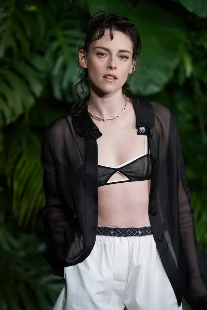 Kristen Stewart: Defining Avant-Garde Elegance at the Chanel Pre-Oscars Soirée