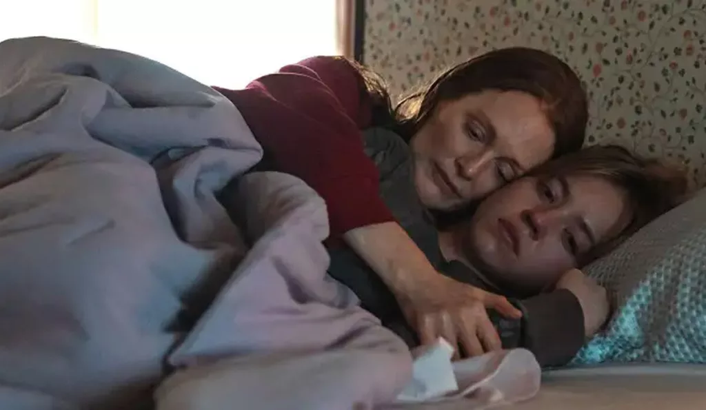 Julianne Moore and Sydney Sweeney in Echo Valley