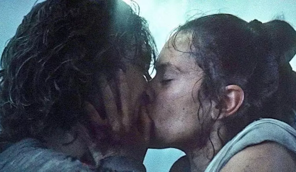 Rey and Kylo Ren (Star Wars Sequel Trilogy) kiss