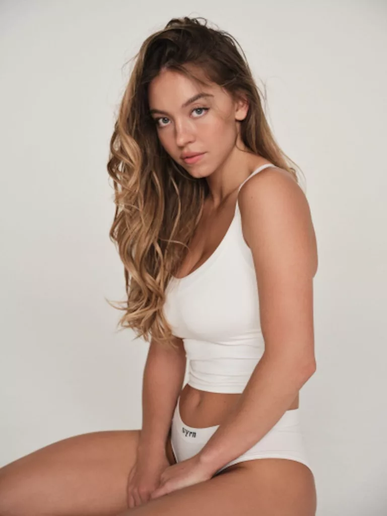 La nueva línea de lencería SYRN de Sydney Sweeney está a punto de calentar su cajón de ropa interior