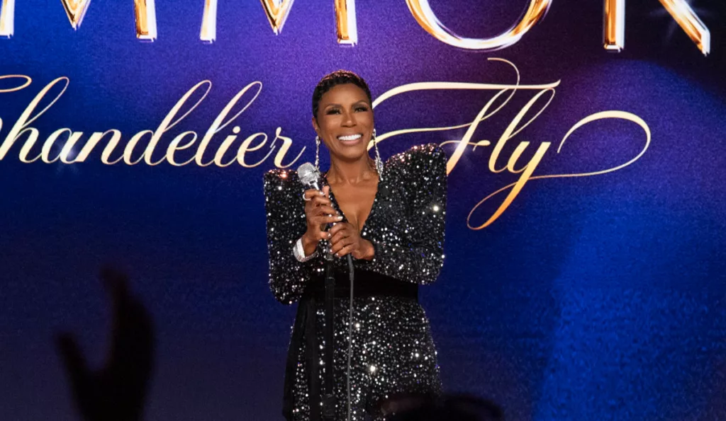 Sommore: Chandelier Fly